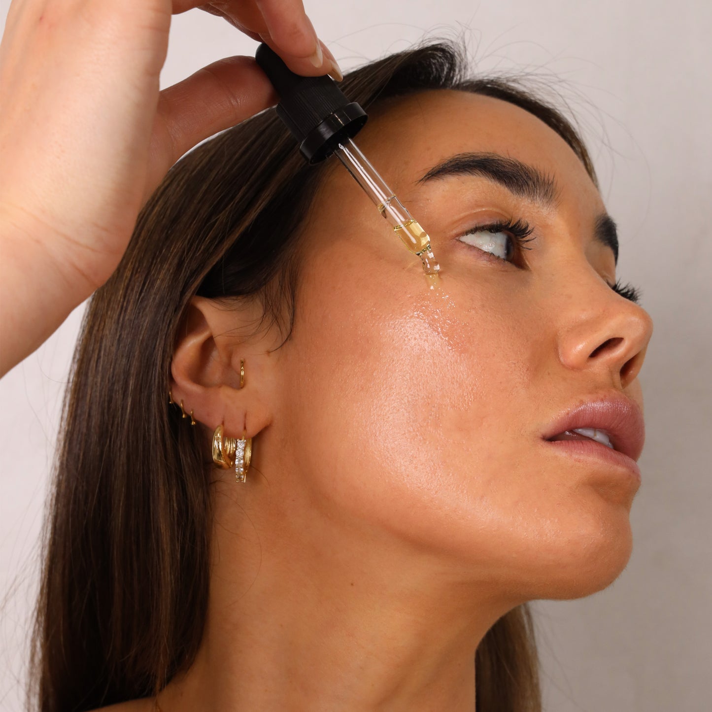Applying Keyana Natural Oil Primer – nourishing formula absorbs quickly to prep and hydrate skin for flawless makeup.
